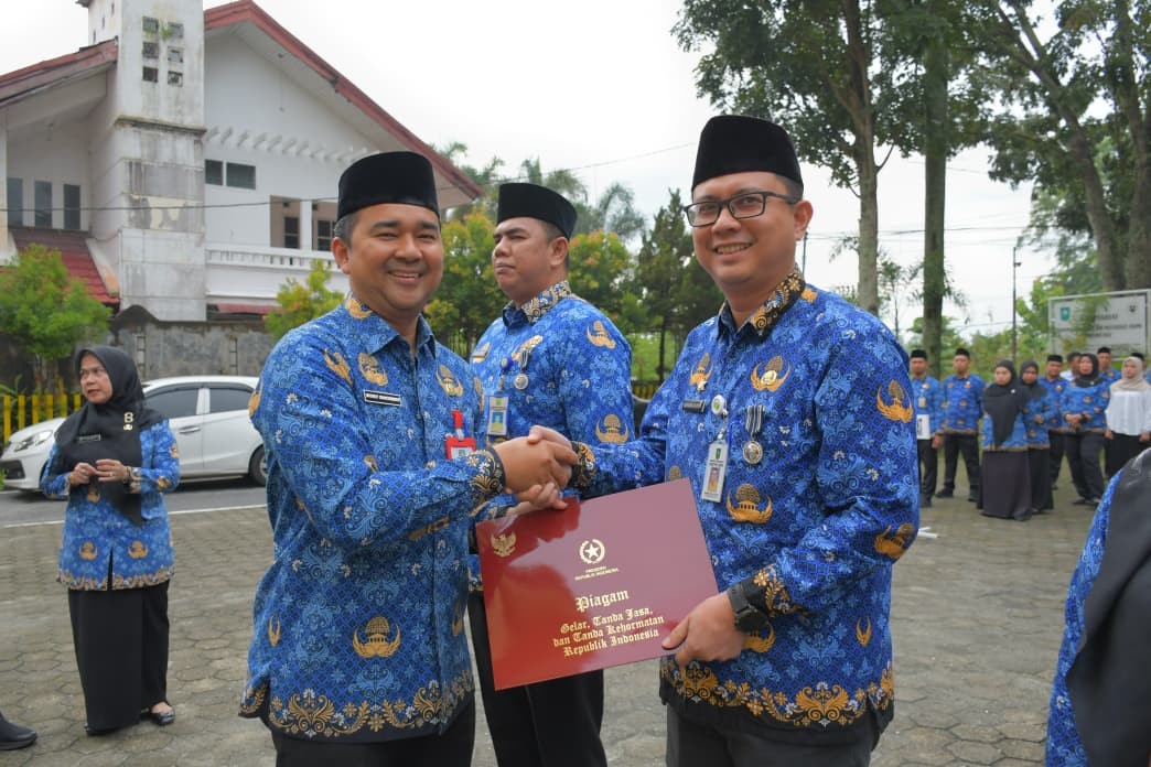 Kepala Badan Kesbangpol Riau Serahkan Penghargaan Satyalancana Karya Satya kepada ASN Kesbangpol Riau